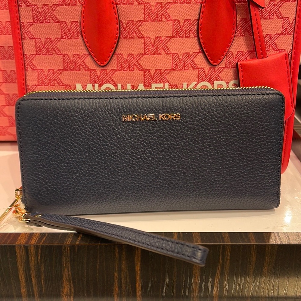 Michael Kors Jet Set Travel Large Travel CONTINENTAL 
Navy - Picture 3 of 16